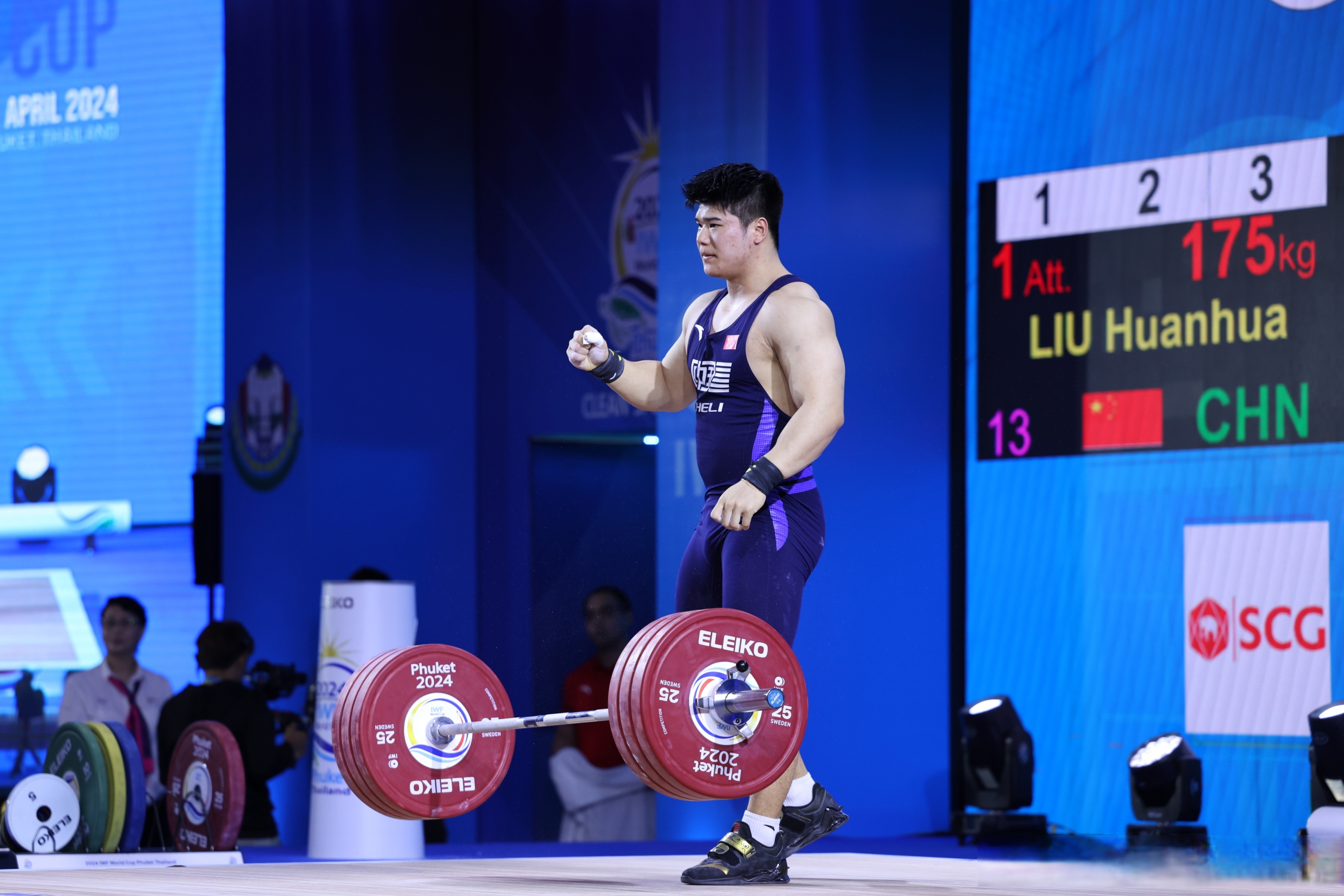 缅甸选手在举重比赛中斩获金牌