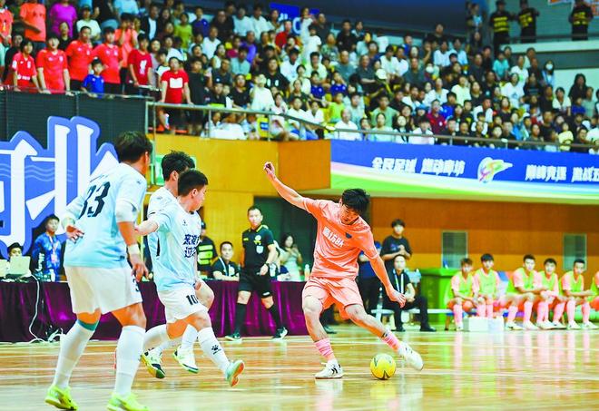 精彩瞬间频频上演，体育场上火爆全场的简单介绍